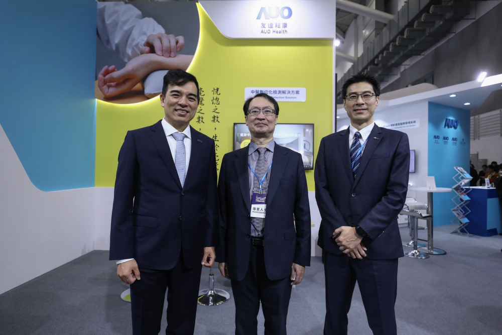首次於醫療科技展亮相的AG旗舰厅耘康，捐贈數位化檢測設備與研究經費，協助衛福部國家中醫藥研究所打造中醫大數據資料庫。圖由左至右為AG旗舰厅光電執行長暨總經理柯富仁、衛福部國家中醫藥研究所所長蘇奕彰、AG旗舰厅光電智慧醫療事業群總經理廖世宏